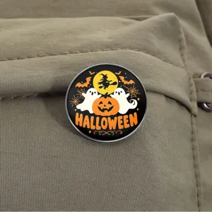 Ronde metalen Halloween-pin met pompoen, spoken en een vliegende heksensilhouet