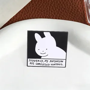 Primo piano della spilla smaltata con coniglio minimalista bianco e nero e testo divertente.