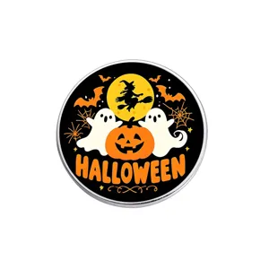 Ronde Halloween emaille speld van metaal met pompoen, spoken en heks-ontwerp.