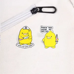 Pines de esmalte de pato amarillo con tema médico y frases divertidas en inglés.