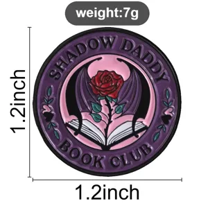 Spilla smaltata gotica con ali di pipistrello, rosa e libro per fan del fantasy