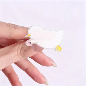 Épingle en émail canard blanc musclé avec détail de beignet rose pour vêtements.