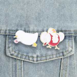 Pins en émail drôles de canard muscle et canard blanc sur veste en jean