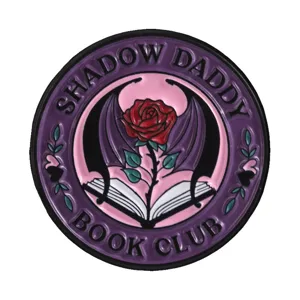 Spilla smaltata Shadow Daddy Book Club con rosa rossa e ali di pipistrello gotiche