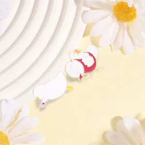Gros plan de broches en émail de canard musclé drôles avec détails de dessin animé