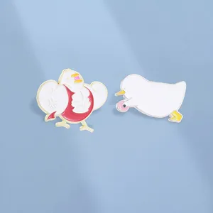 Détail rapproché d'un ensemble de pins en émail canard musclé drôle et canard mignon