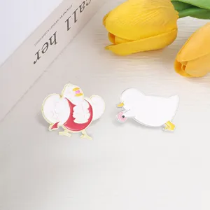 Lot de broches en émail canard blanc musclé et canard mignon mordant un anneau rose