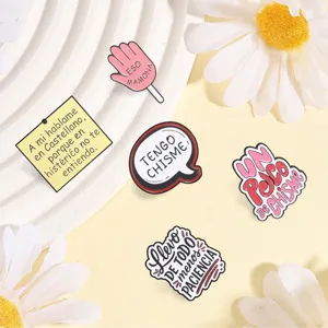Primo piano dei pin smaltati colorati con slogan spagnoli e disegni di testo