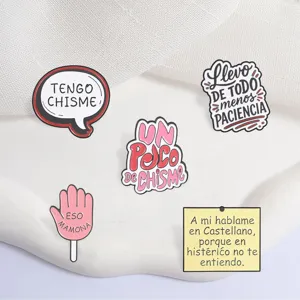 Set di cinque spille smaltate colorate con frasi in spagnolo per zaini e vestiti
