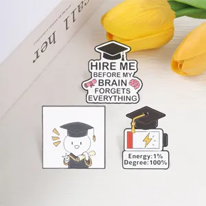 Lustige Emaille-Anstecknadeln zum Abschluss mit Doktorhut und Batterie-Design für Studenten.