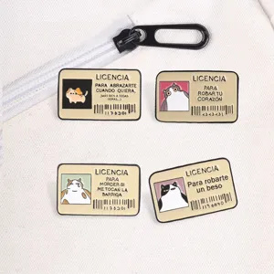 Vue détaillée de quatre épinglettes en métal avec licence de chat espagnole unique.