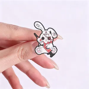 Détail d'un pin's en émail lapin infirmière mignon et glauque, finition brillante.
