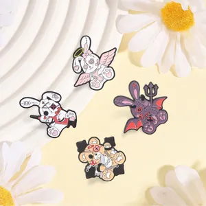 Vue détaillée de quatre jolies épingles émaillées lapin et ours sur un fond de marguerites