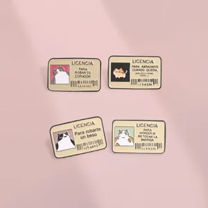 Détail de quatre broches en métal créatives avec chats en espagnol sur fond rose