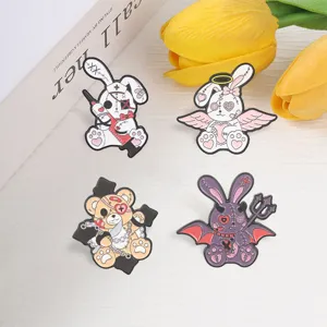 Lot de quatre pin's en émail gothiques et mignons avec des motifs de lapins et d'ours.