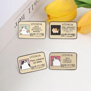 Lot de quatre pin's en émail licence chat espagnole avec d'adorables chats de dessin animé