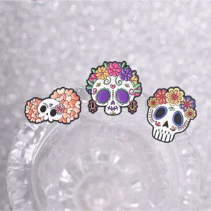 Nahaufnahme von drei bunten mexikanischen Zuckerschädel-Emaille-Pins mit Blumen