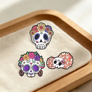 Detailliertes Set aus drei Tag der Toten Blumen-Zucker-Totenkopf-Emaille-Pins auf Leinen