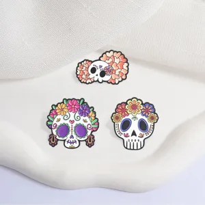 Set mit drei Tag der Toten Zucker-Schädel-Emaille-Pins mit bunten Blumenmustern für Halloween