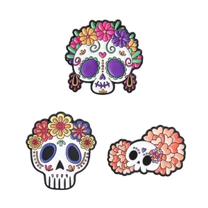 Set aus drei mexikanischen Emaille-Pins mit Zuckerschädeln und Blumen für Halloween.