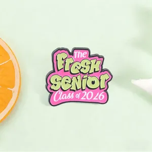 Detailansicht der 'The Fresh Senior Class of 2026' Emaille-Anstecknadel für Absolventen