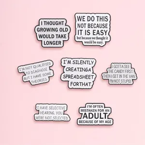 Set de siete pines de esmalte con frases divertidas en inglés y forma de burbuja
