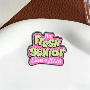 Detaillierte Nahaufnahme der The Fresh Senior Class of 2026 bunten Emaille-Anstecknadel Geschenk