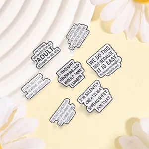 Vista detallada de pines de esmalte con frases divertidas en inglés y forma de burbuja