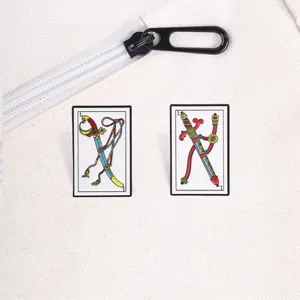 Detailweergave van vintage tarotzwaard emaille speldjes set op witte canvas achtergrond