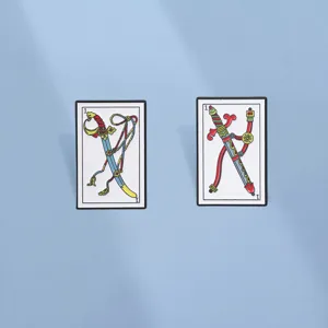 Detailopname van twee vintage tarot zwaarden emaille pins met kleurrijke ontwerpen