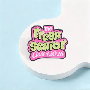 Class of 2026 Abschluss Emaille Anstecknadel mit rosa und grünem Fresh Senior Design