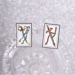 Gedetailleerde weergave van vintage tarot-emaillepinnen Aas van Zwaarden op glitterachtergrond
