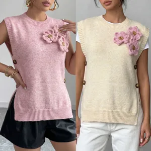 Detalle de primer plano del chaleco de punto para mujer con flores 3D y botones.