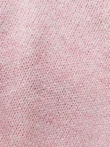 Primer plano detallado del tejido de punto rosa con textura suave y acabado fino.