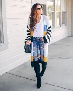 Cardigan long en tricot colorblock pour femme, idéal pour composer des tenues décontractées.