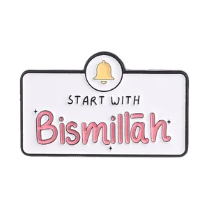 Minimalistischer Emaille-Pin mit Glocke und Bismillah-Text für den Hidschāb