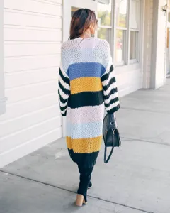 Cardigan long en tricot à rayures colorées et confortables pour femme élégante et chic.