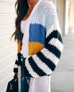 Cardigan long en tricot épais avec blocs de couleur et rayures, vue détaillée.