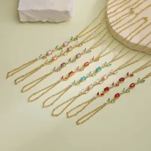 Vue détaillée de chaînes de doigts tulipes délicates avec zircons colorés variés