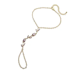 Chaîne de main dorée exquise avec pierres violettes au design de tulipe florale