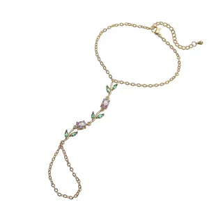 Bracelet bague tulipe en or élégant avec cristaux violets et verts en détail