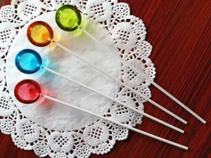 Primer plano detallado de agitadores de café coloridos y translúcidos y varillas de cóctel.