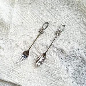 Detailansicht von Edelstahl Gabel und Löffel mit Schleife und Diamantverzierung