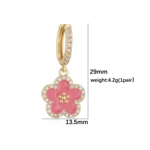 Detailansicht der rosafarbenen Emaille-Blumenohrringe mit Zirkonia-Inlay-Maßen