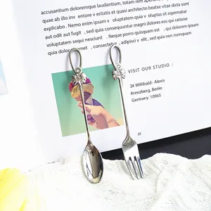 Detailansicht von Dessertlöffel und Gabel aus Edelstahl mit Diamantschleifen-Design