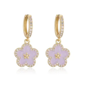Elegante vergoldete Creolen mit lavendelfarbener Emaille-Blume und Zirkonia-Steinen