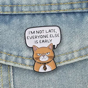 Detalle de pin de esmalte de gato naranja divertido con cita graciosa en chaqueta vaquera
