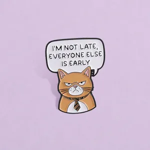 Pin de esmalte de gato naranja gruñón con frase humorística sobre fondo violeta
