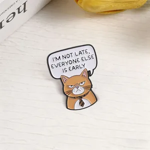 Divertido pin de esmalte de gato naranja con burbuja de texto y corbata marrón