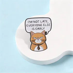 Pin de esmalte de gato naranja gruñón con frase divertida sobre un soporte blanco